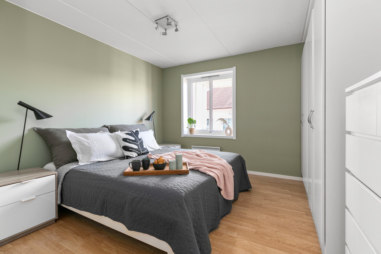 Romslig soverom med god plass til stor dobbeltseng og rikelig med garderobeplass. Galleribilde