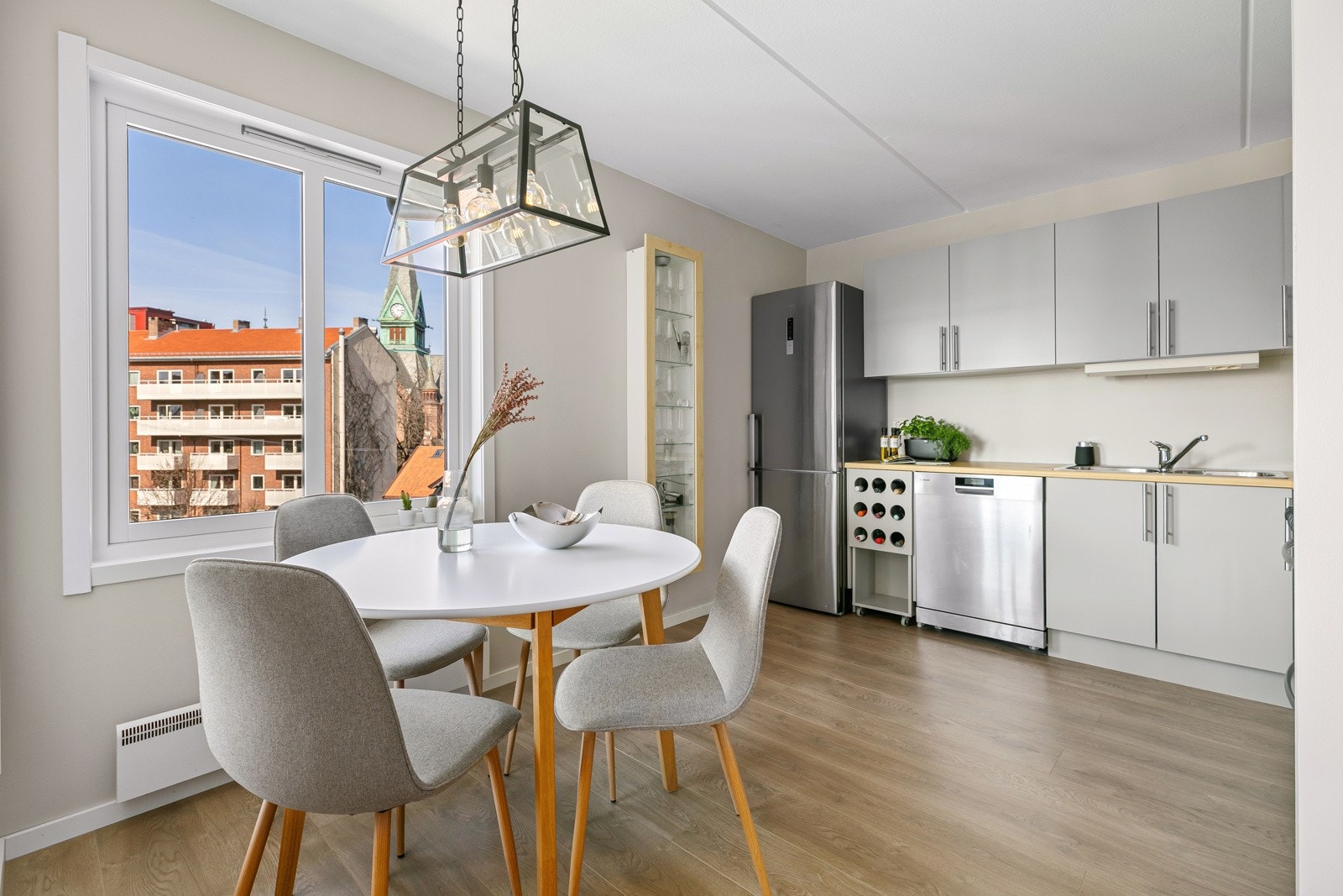 Pent kjøkken med en åpen, men tilbaketrukket løsning til stuen. Galleribilde