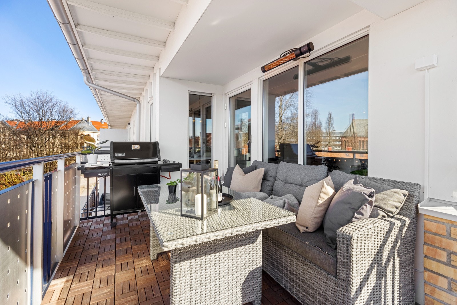 Balkongen er nordvestvendt og sikrer deg gode solforhold Galleribilde