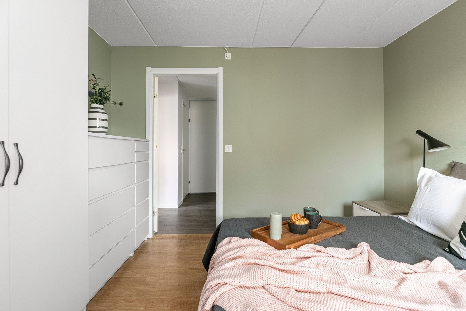 Soverommet er malt i moderne og lune farger som gir en hyggelig atmostfære. Galleribilde