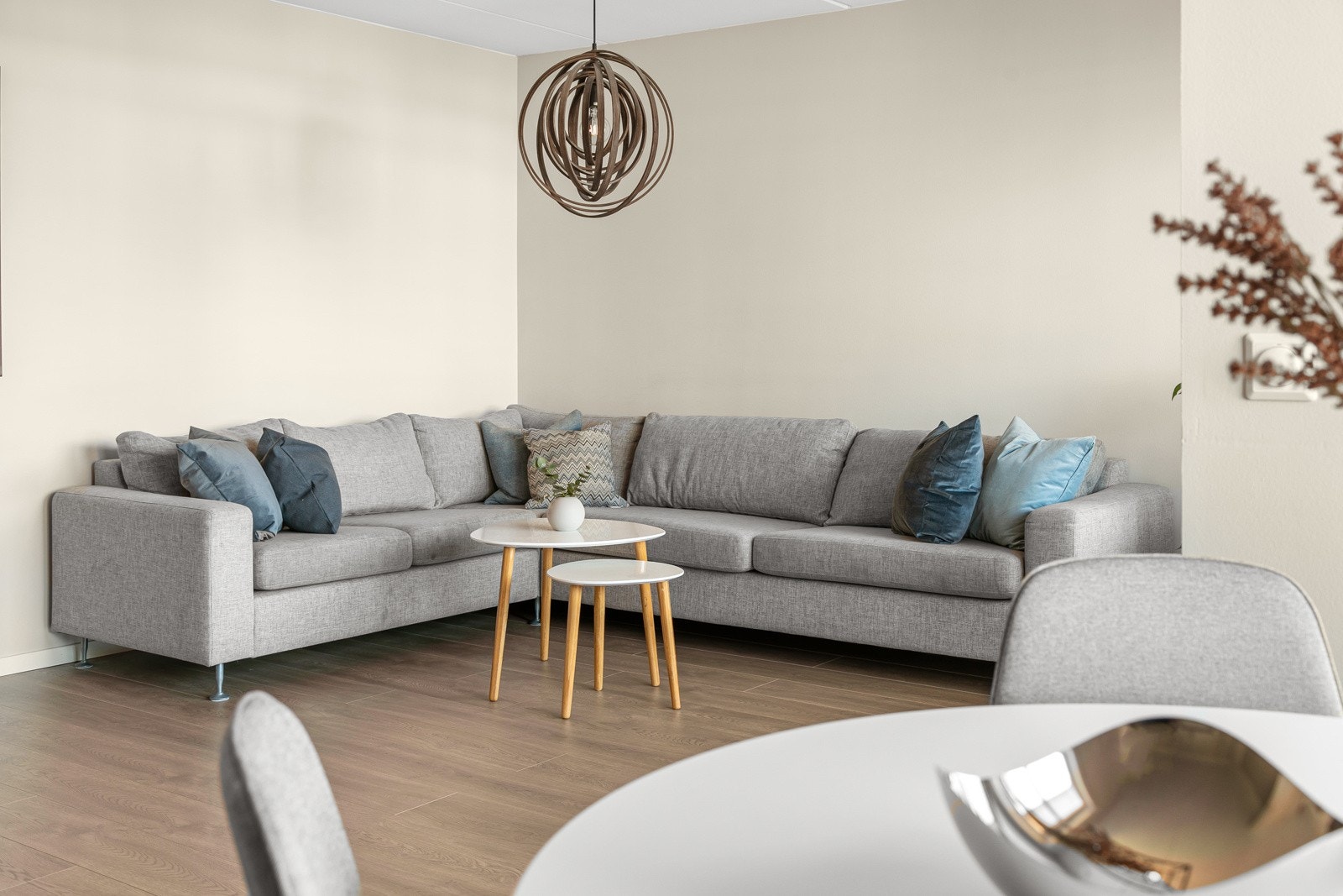 Her er det god plass til stor sofagruppe og spisebord. Galleribilde