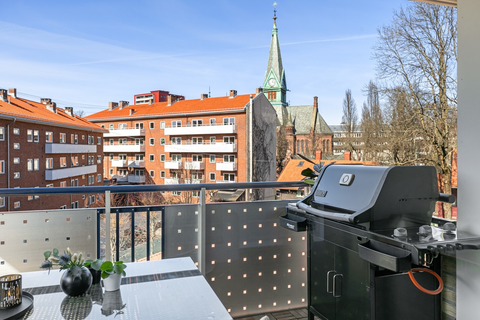 Her har du god plass til utemøbler, grill m,m. Utsikt mot Sagene kirke Galleribilde