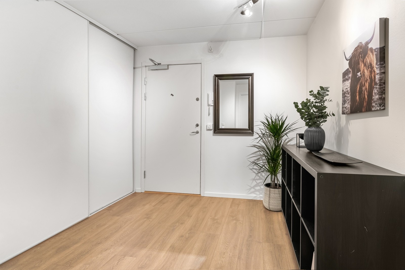 Entréen er av god størrelse og har rikelig med plass til oppheng av ytterklær og plassering av sko. Galleribilde