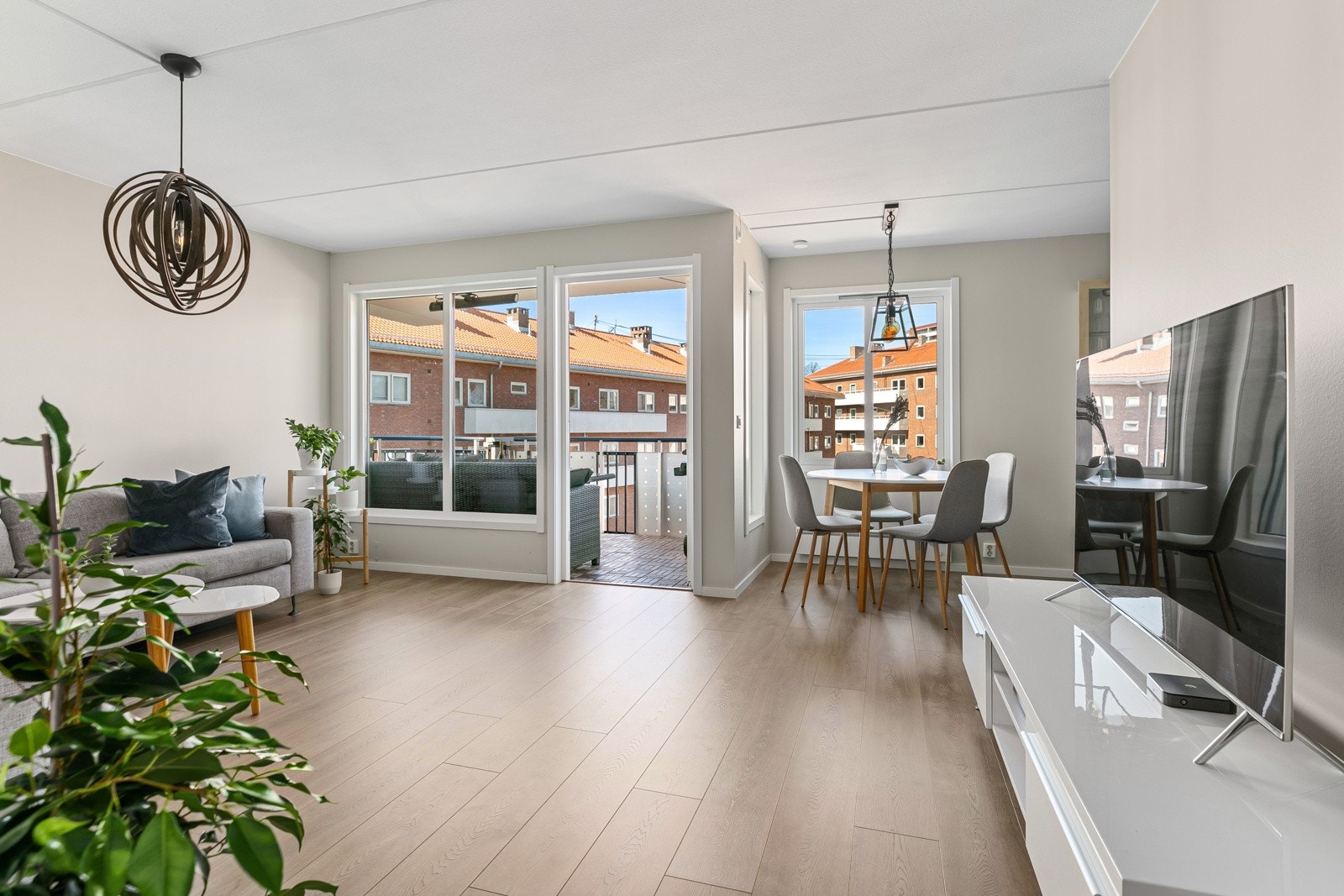 Leiligheten har en god planløsning med en romslig stue som ligger åpent, men tilbaketrukket fra kjøkkenet med tilgang til nordvestvendt balkong. Galleribilde