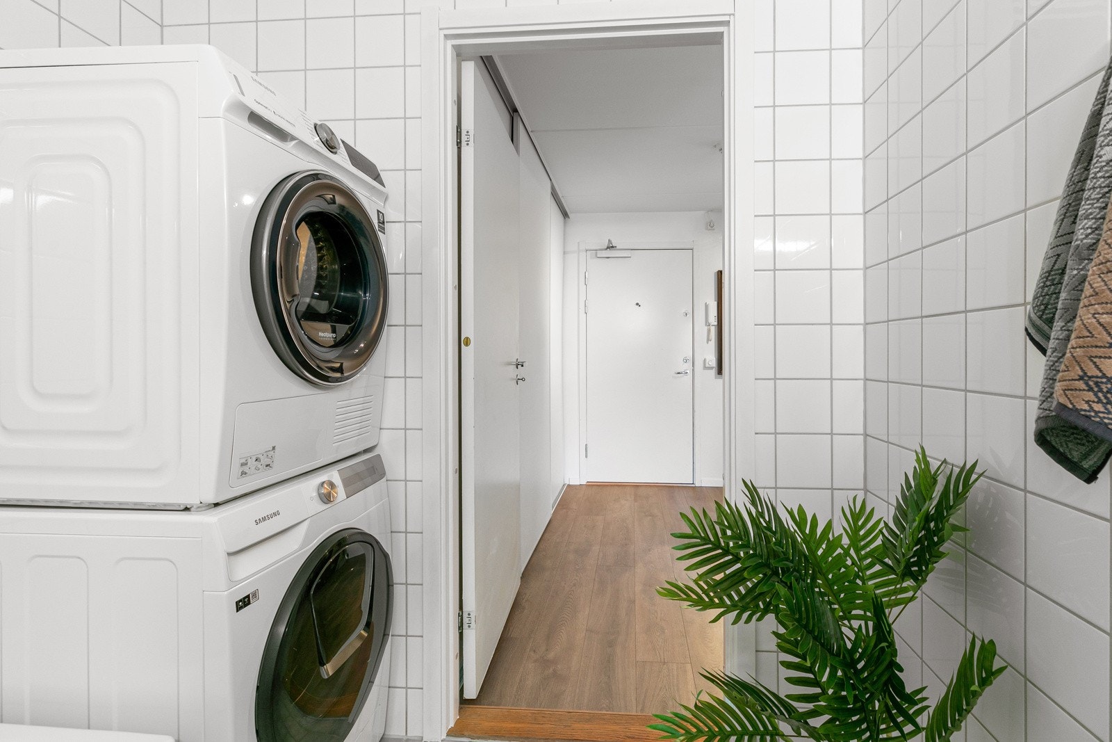 Opplegg for vaskemaskin og tørketrommel. Galleribilde