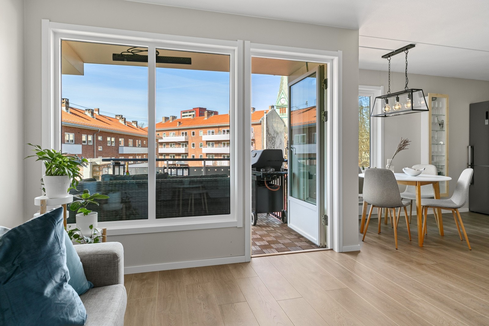 Fra stuen er det utgang til romslig balkong med gode solforhold Galleribilde