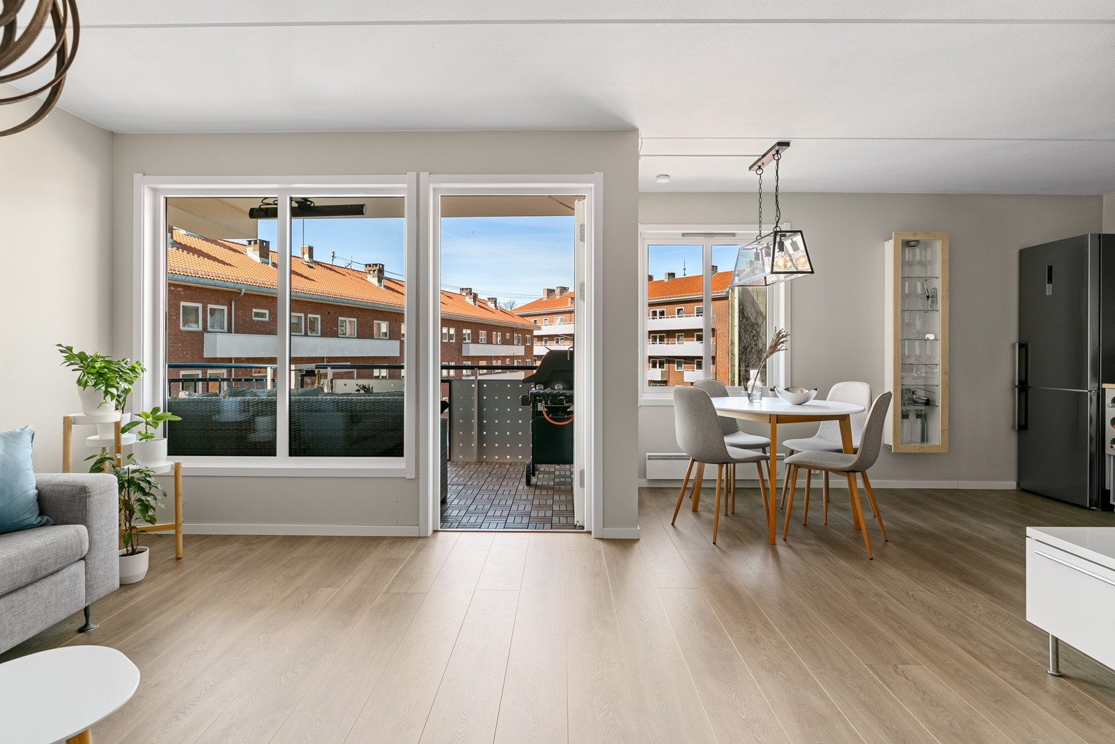 Lys og luftig stue med en åpen og sosial løsning til kjøkkenet Galleribilde