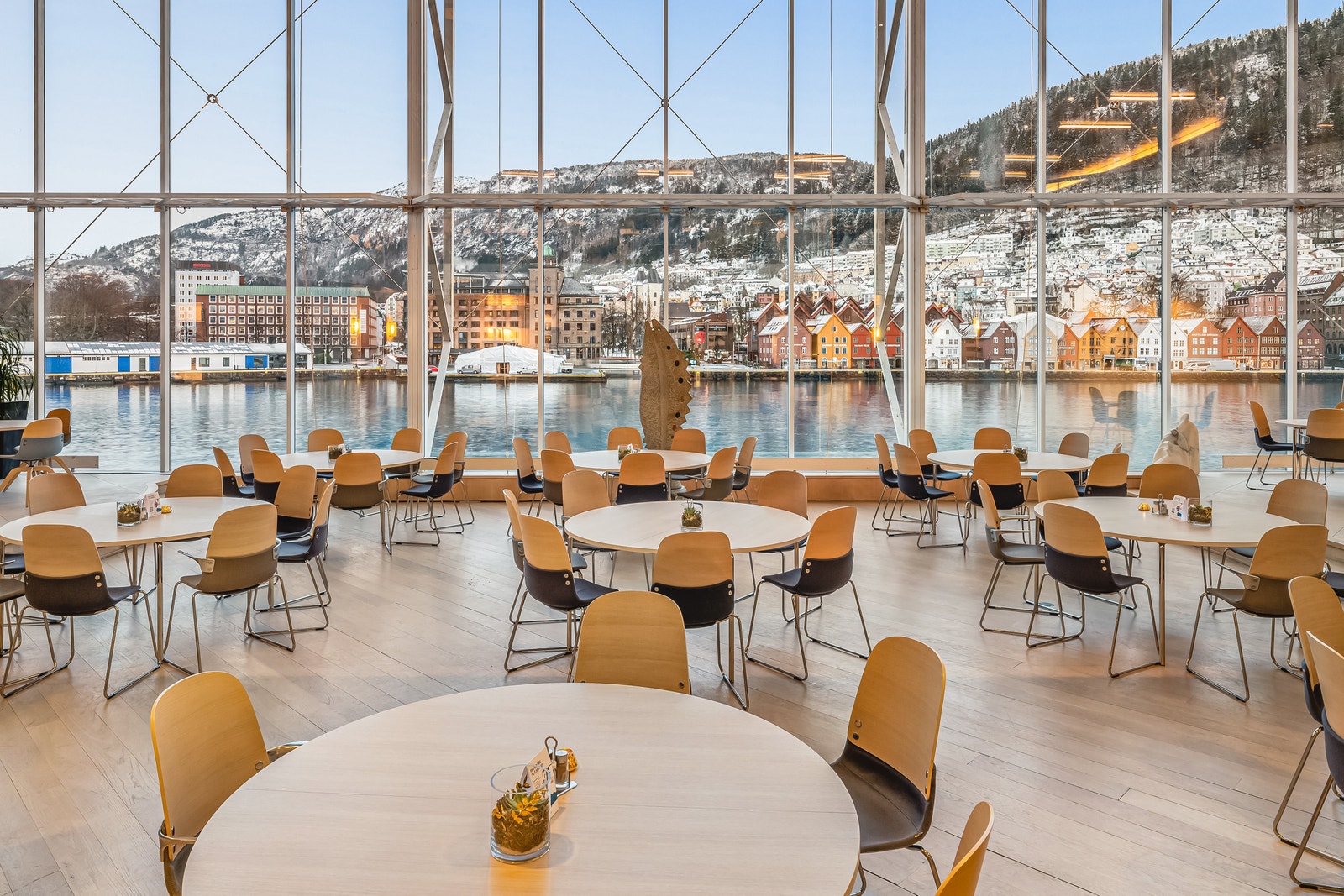Spiseområde / atrium 2 etasje (utsikt over Vågen) Galleribilde