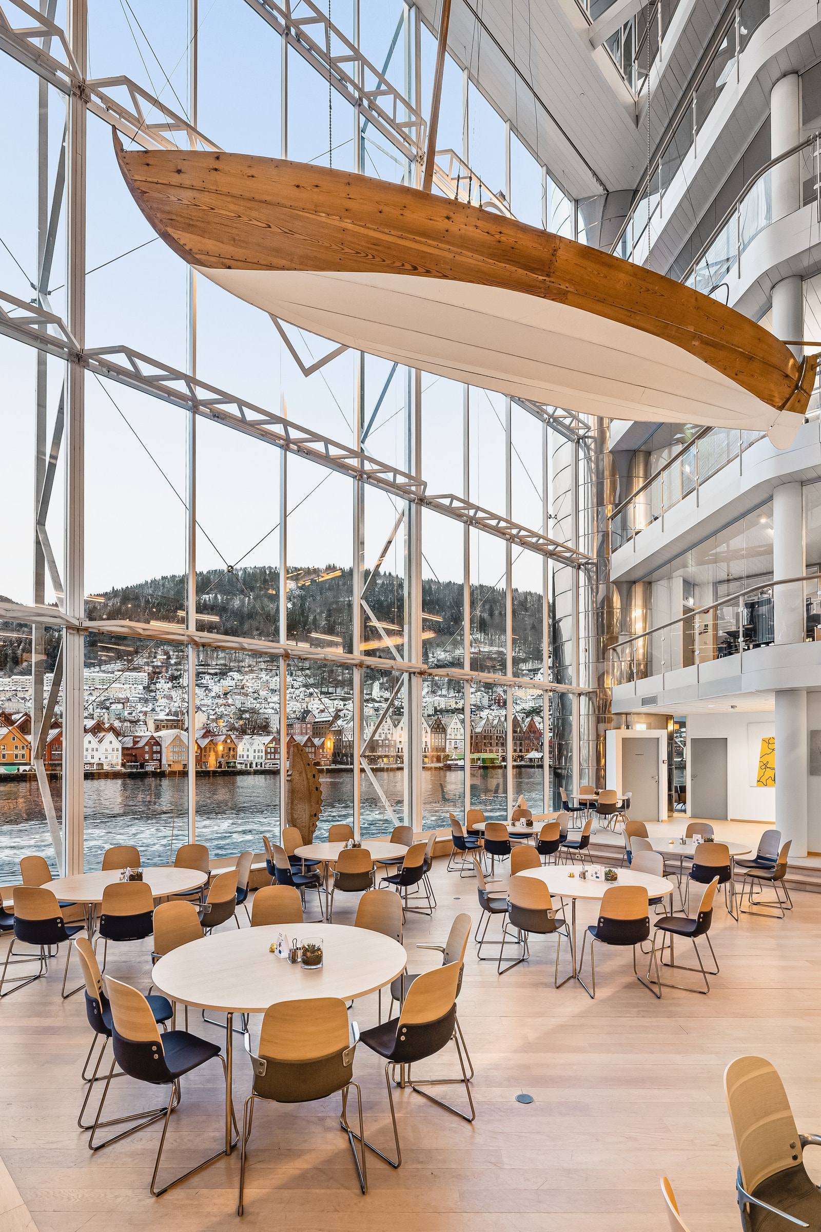 Spiseområde / atrium 2 etasje Galleribilde