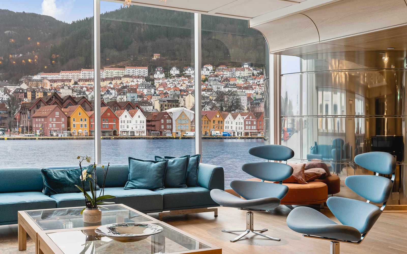 Sittegrupper i Club Grieg med utsikt over Vågen Galleribilde