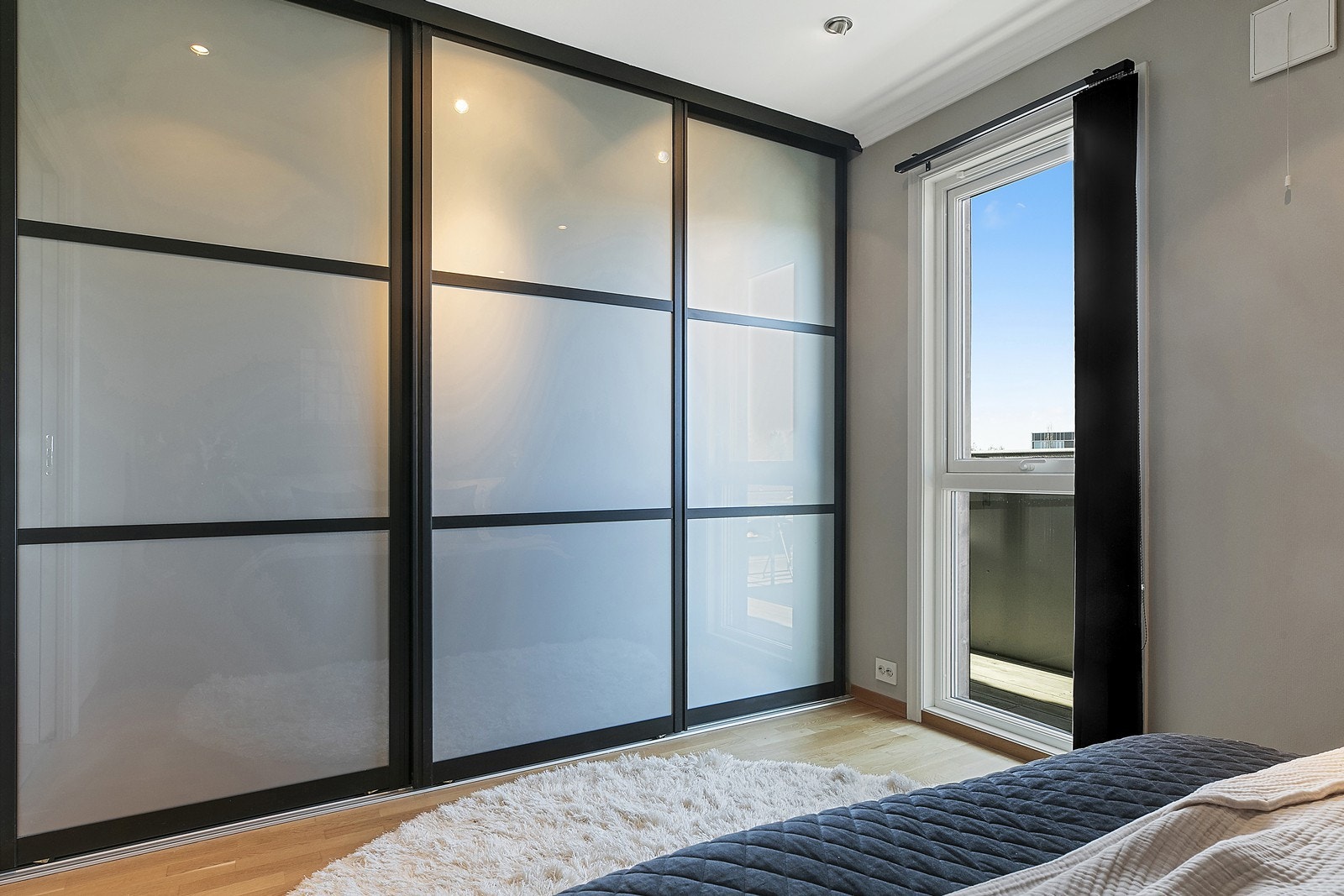 Stor skyvedørsgarderobe på hovedsoverommet Galleribilde