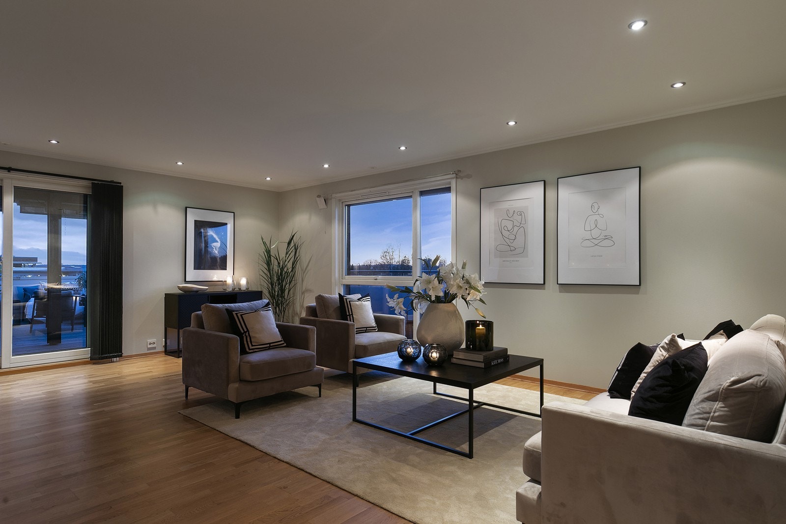 Romslig og fin stue - godt med downlights Galleribilde