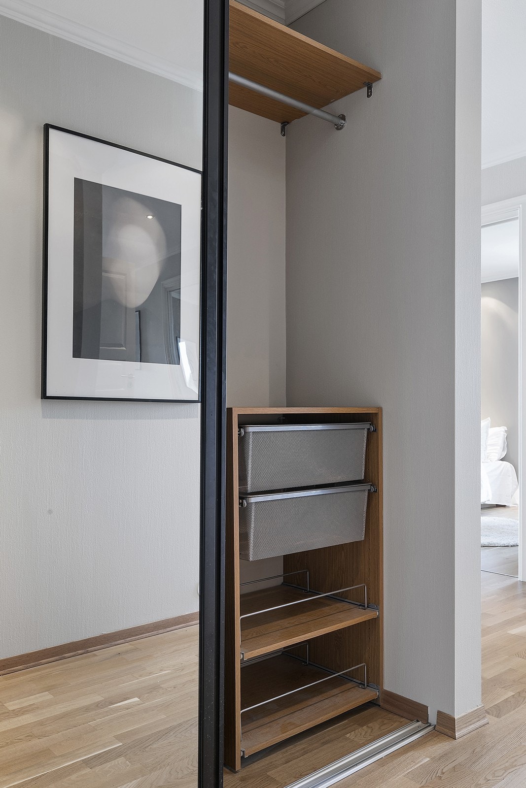 Skyvedørsgarderobe også i entré Galleribilde