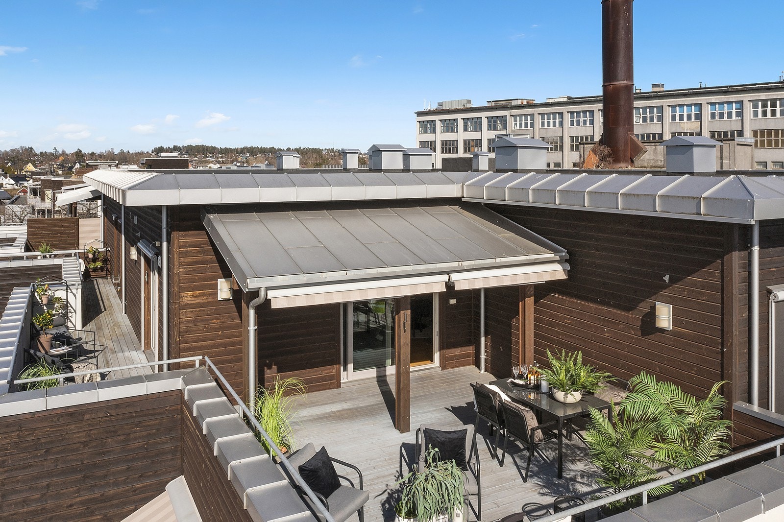 Unik terrasse på hele 64 kvm hvor del av uteplassen har takoverbygg Galleribilde