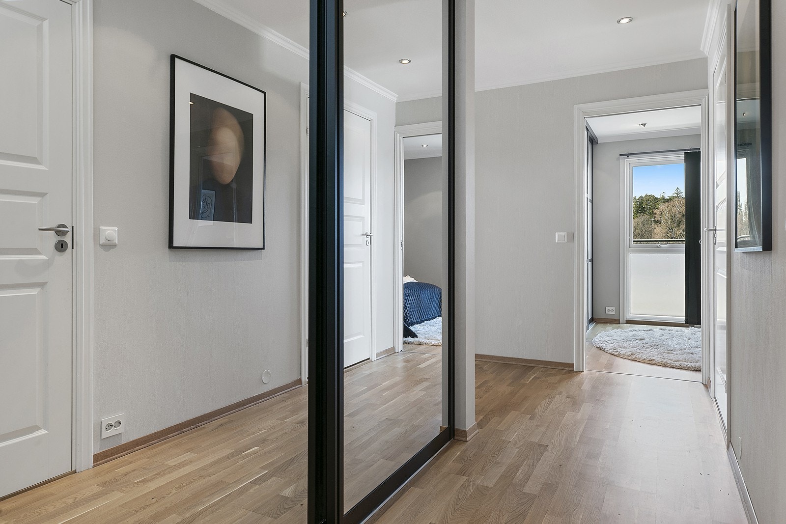 Entré med skyvedørsgarderobe Galleribilde
