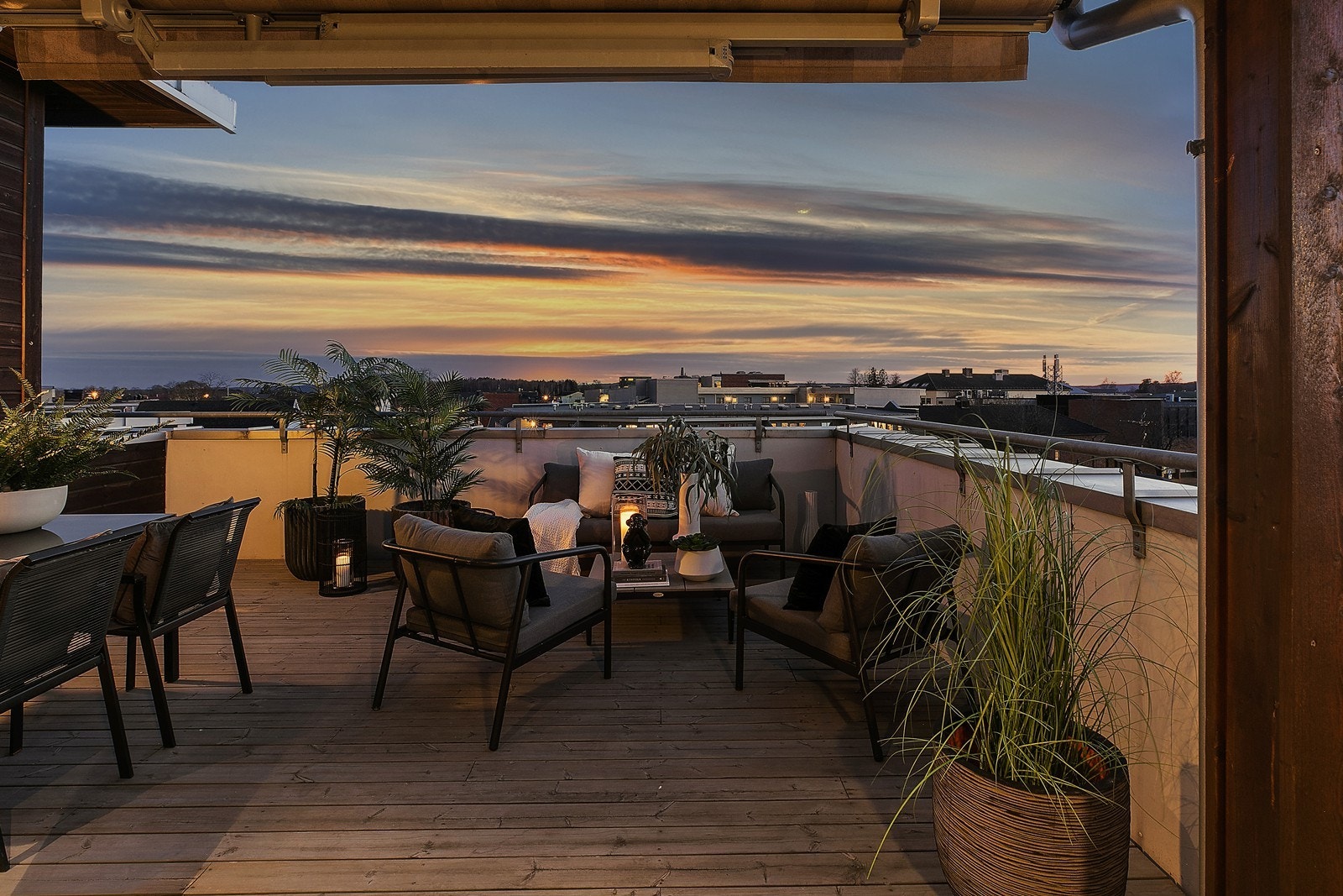 Velkommen til toppleiligheten med utsikt og stor terrasse på 64 kvm mot sydvest - beliggende i Trøgstadveien 5! Galleribilde