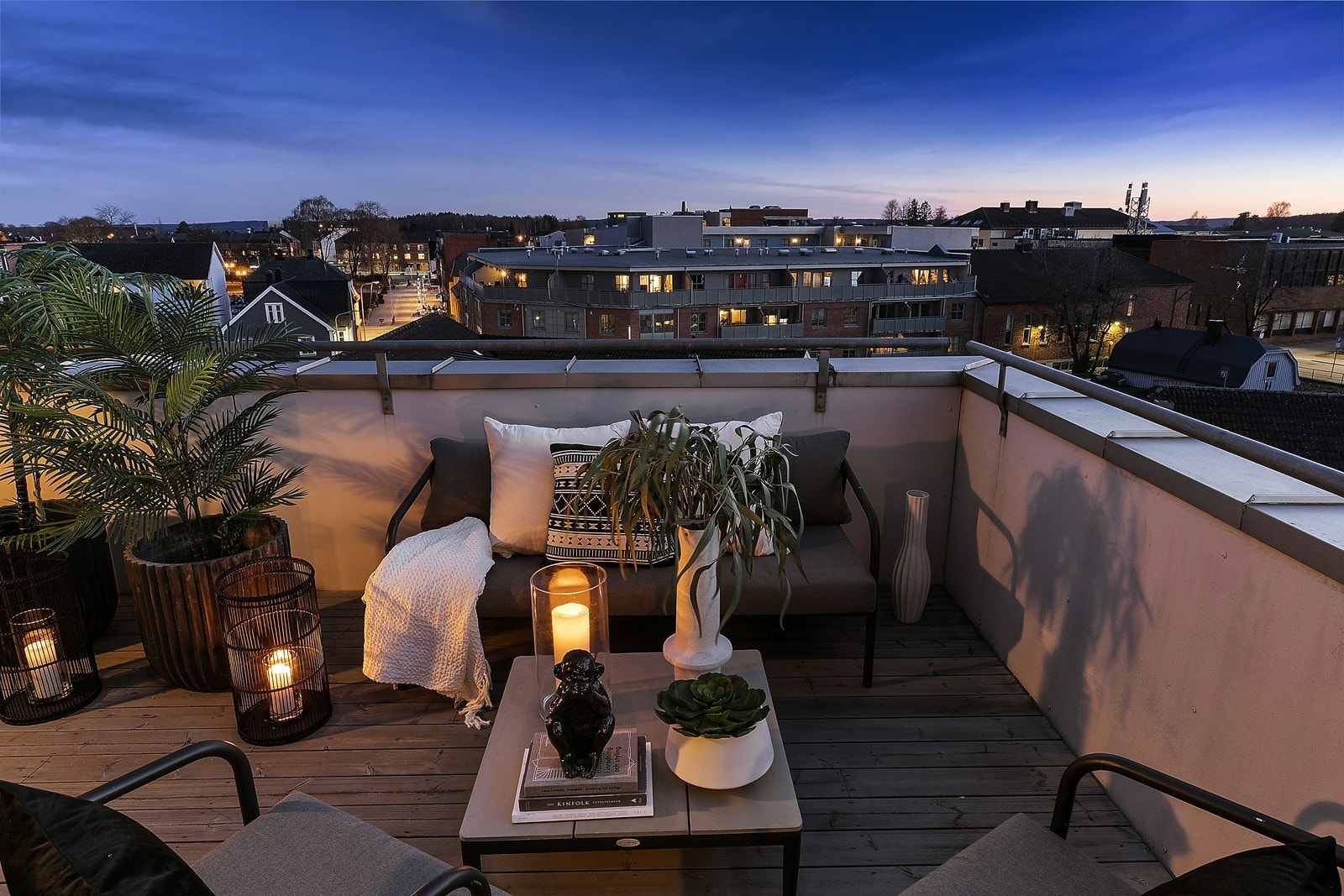 Uteplassen by night Galleribilde