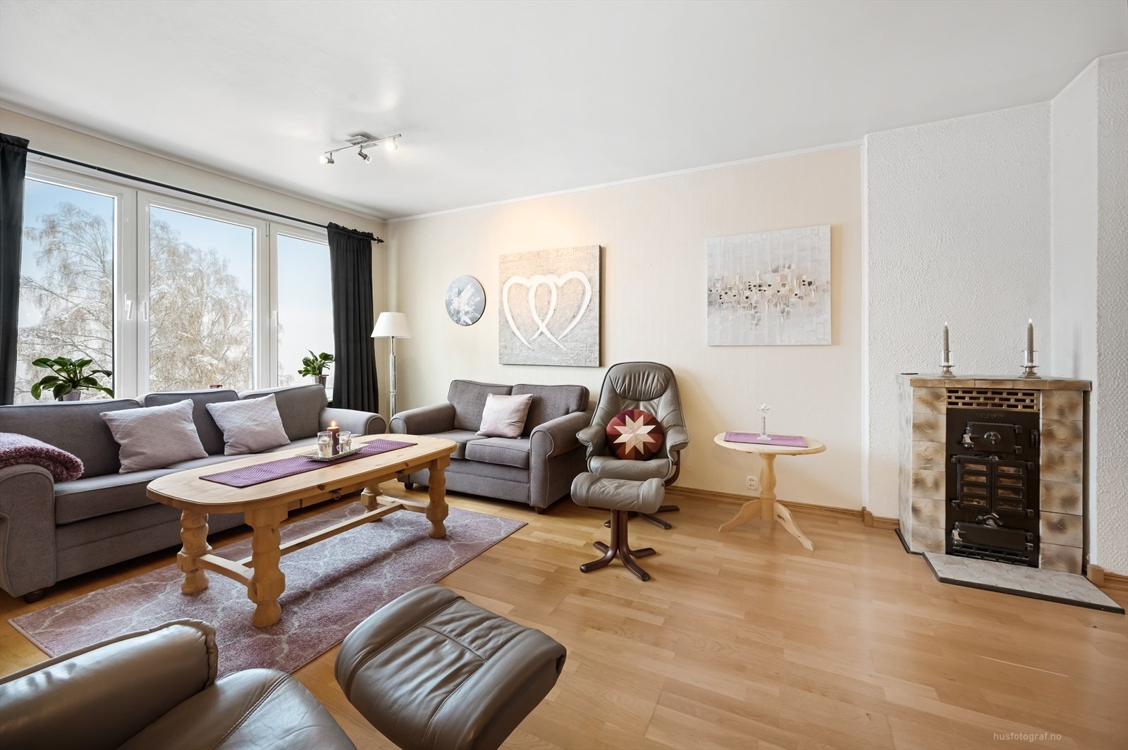 Lys og fin stue med peisovn Galleribilde