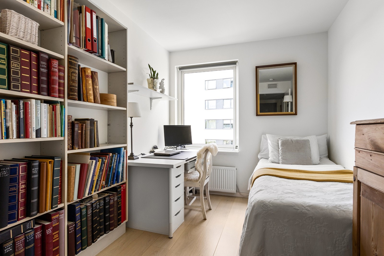 Det andre soverommet har god plass til seng, garderobeskap og hjemmekontorløsning Galleribilde