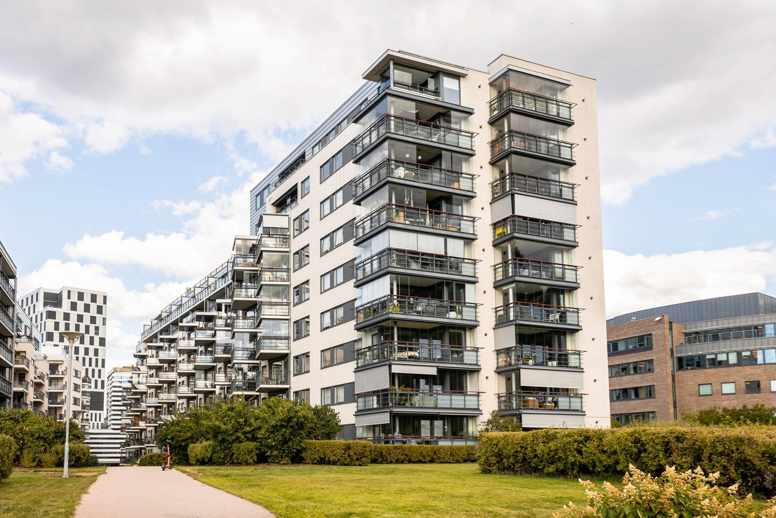 Med boligen følger en parkeringsplass med elbil lader i oppvarmet garasje Galleribilde