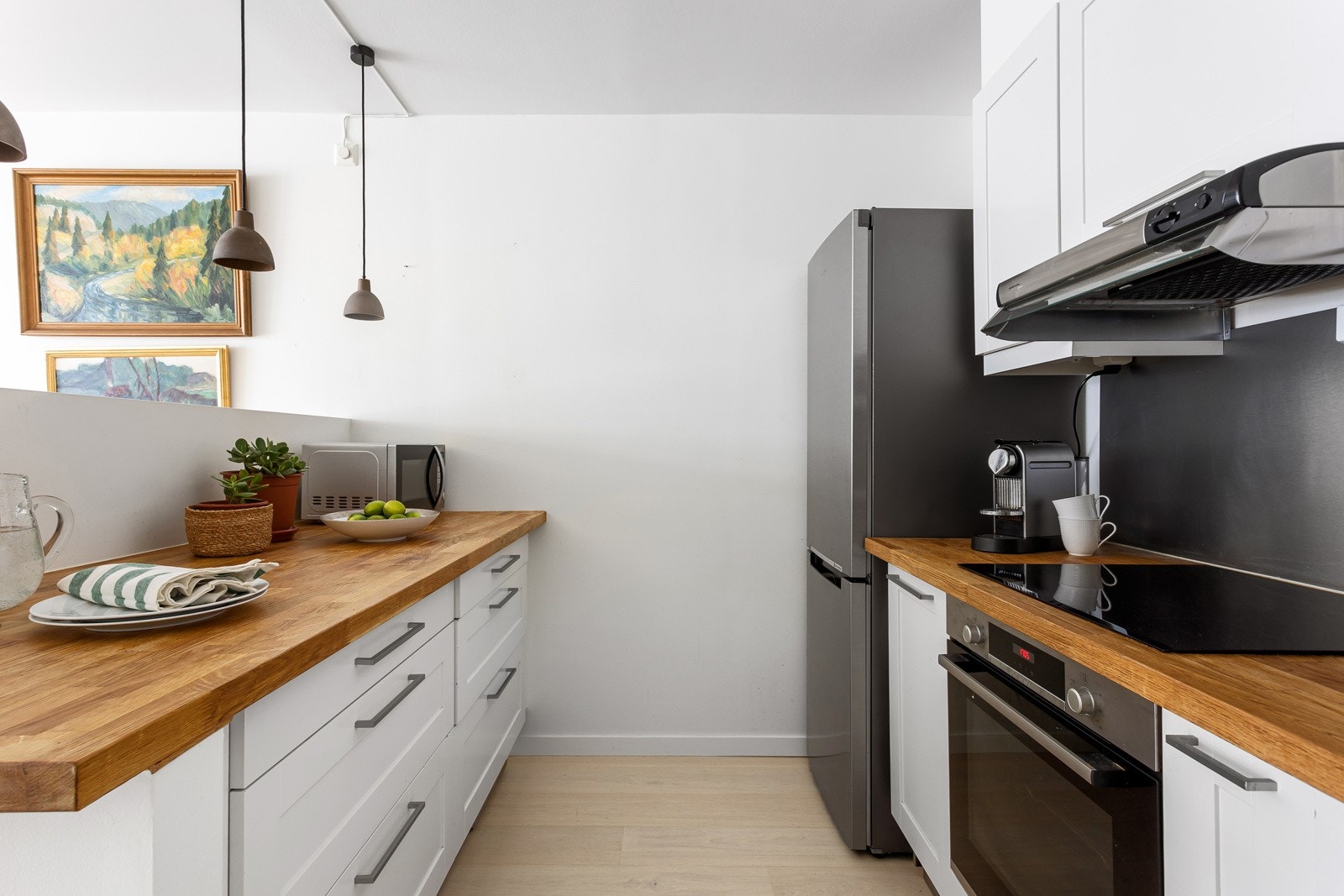 En kjøkkenøy gir ekstra spillerom, benk- og spiseplass Galleribilde