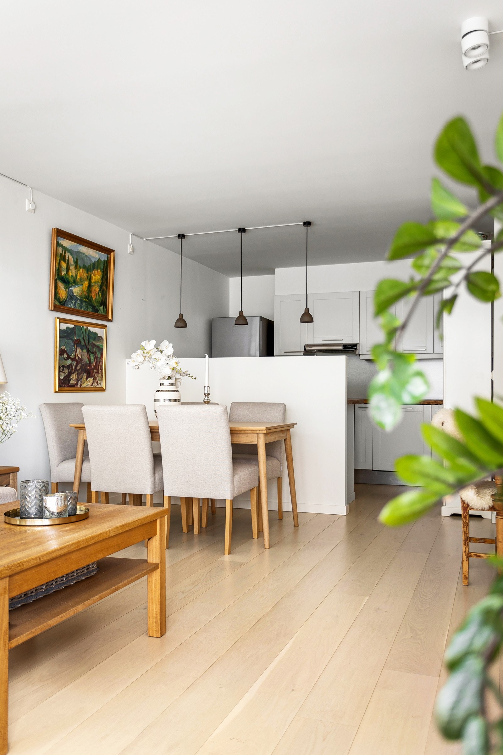 Kjøkkeninnredningen er fra Sigdal og hvite fronter og benkeplate eik med nedfelt kum Galleribilde