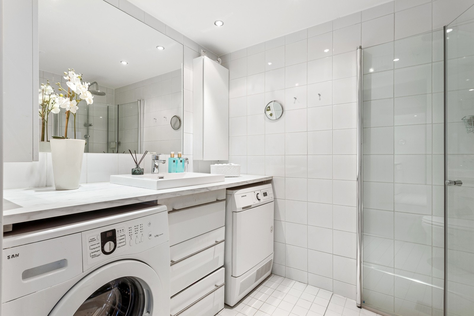 Innredningen har benkeplate, servant, skuffseksjon, skap og dusjhjørne fra 2020 Galleribilde