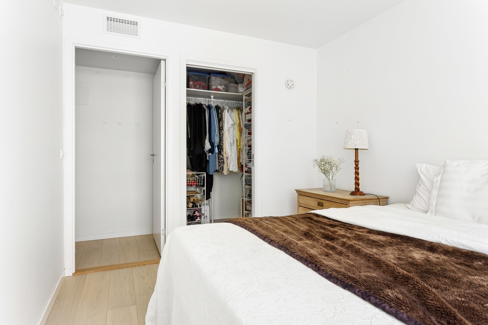 Begge rom er malt i behagelige fargetoner og har parkett på gulv Galleribilde