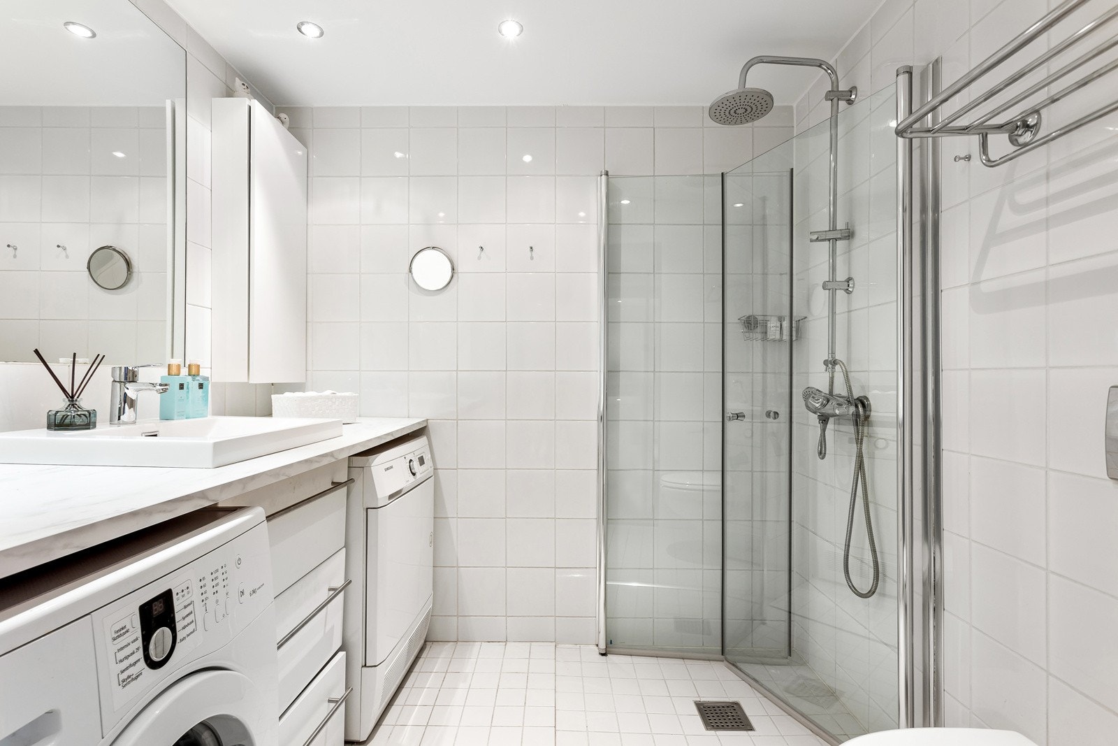 Boligen inneholder et delikat bad med flislagte overflater, gulvvarme og downlights Galleribilde