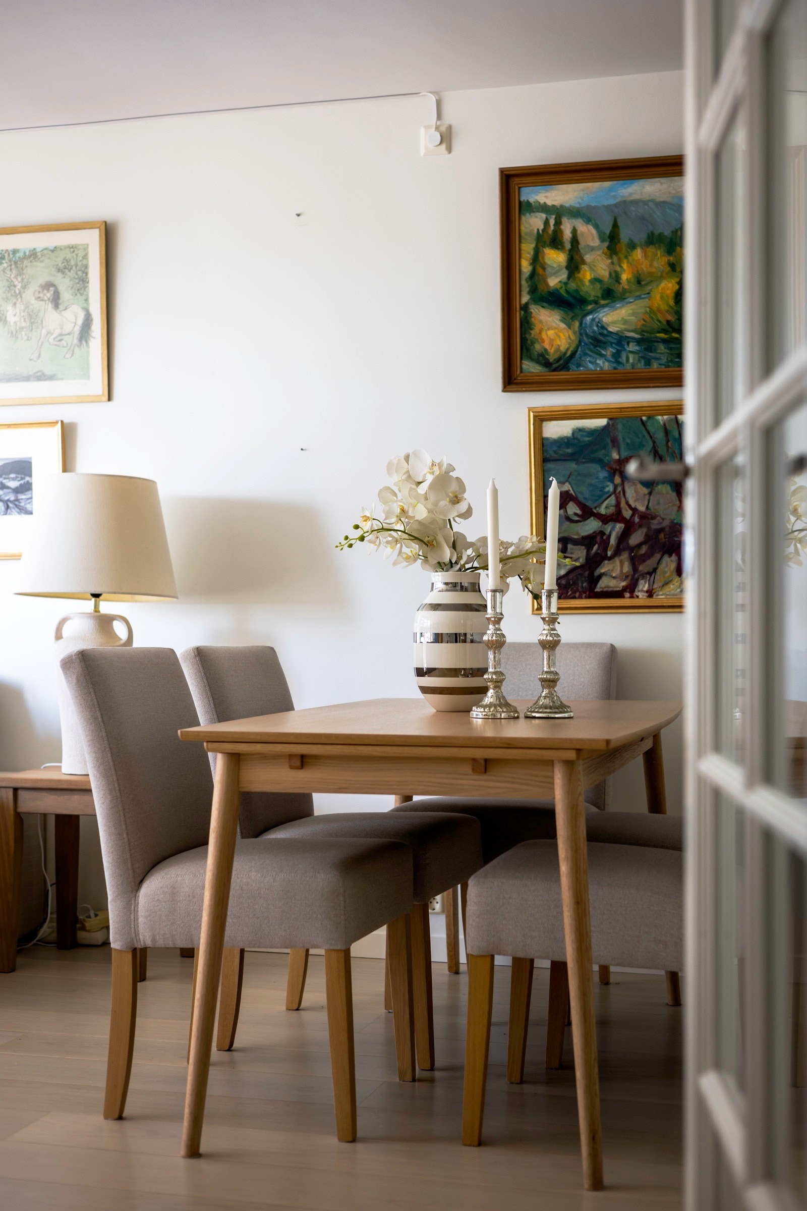 Det er god plass til en hyggelig spisestue Galleribilde