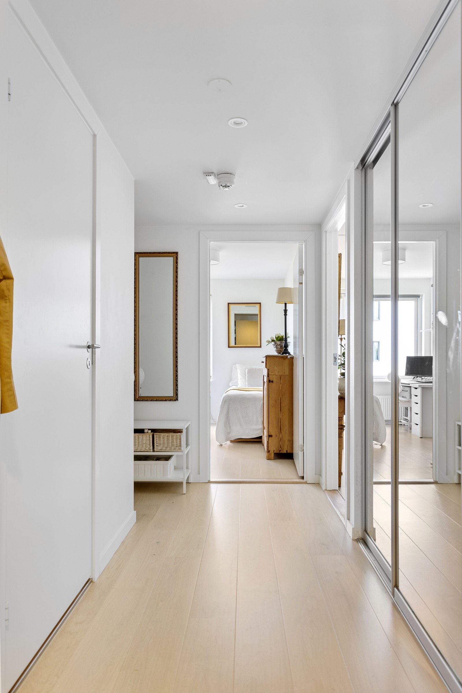 Entré med downlights i himling. En praktisk skyvedørsgarderobe med speilfronter sørger for lagring av sko og yttertøy. Galleribilde