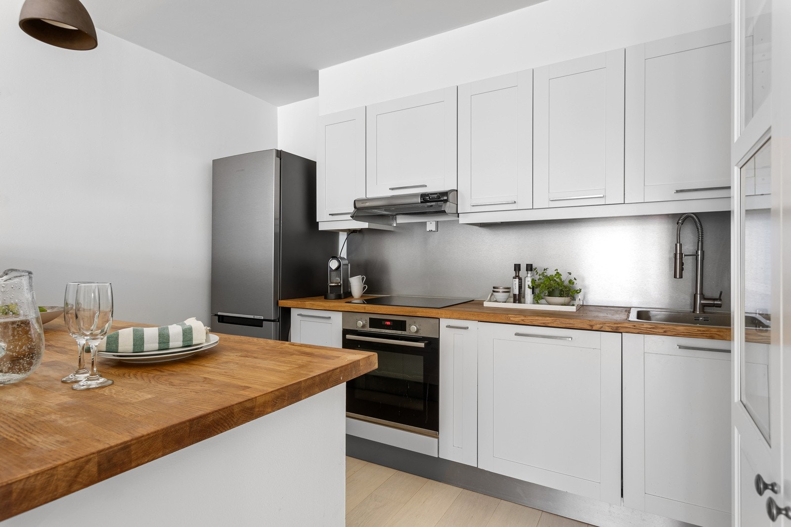 Komfyr (2019), platetopp (2019) og oppvaskmaskin er integrert i innredningen. Det er god plass til kjøl/frys i nisje. Alle hvitevarer, unntatt kjøleskap på kjøkken, følger med i handelen Galleribilde