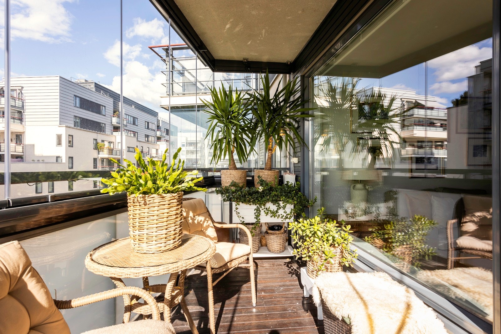 Balkongen er innglasset noe som gjør at den kan brukes store deler av året Galleribilde