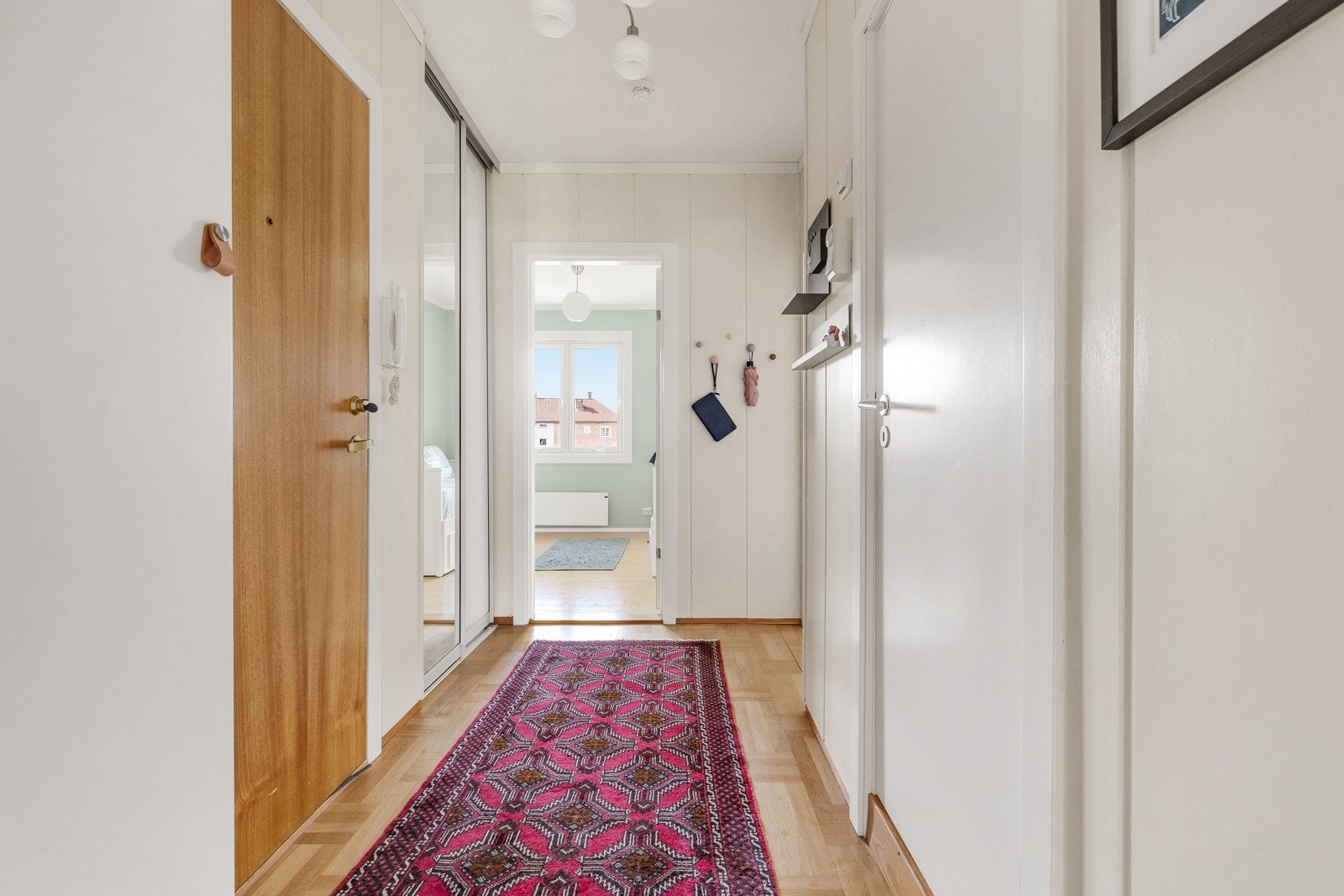 Meget innbydende inngangsparti som gir leiligheten et meget godt førsteinntrykk Galleribilde