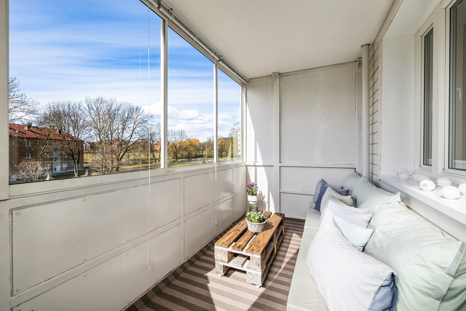 Balkongen vender i nordvestvendt retning og har gode solforhold fra ettermiddag til sent på kvelden! Galleribilde