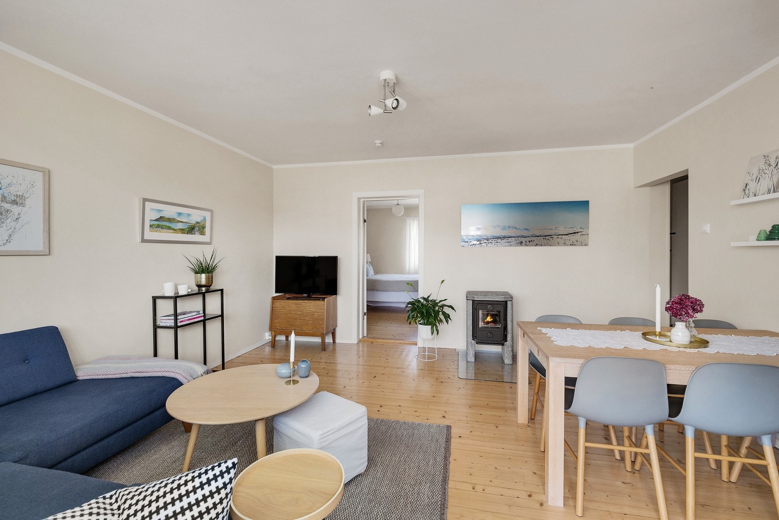 Stuen er malt i tidsriktige fargevalg og fremstår moderne og lekker Galleribilde