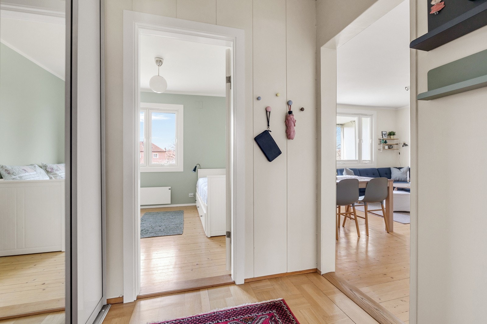 Her har du god plass til å sette fra deg sko og yttertøy Galleribilde