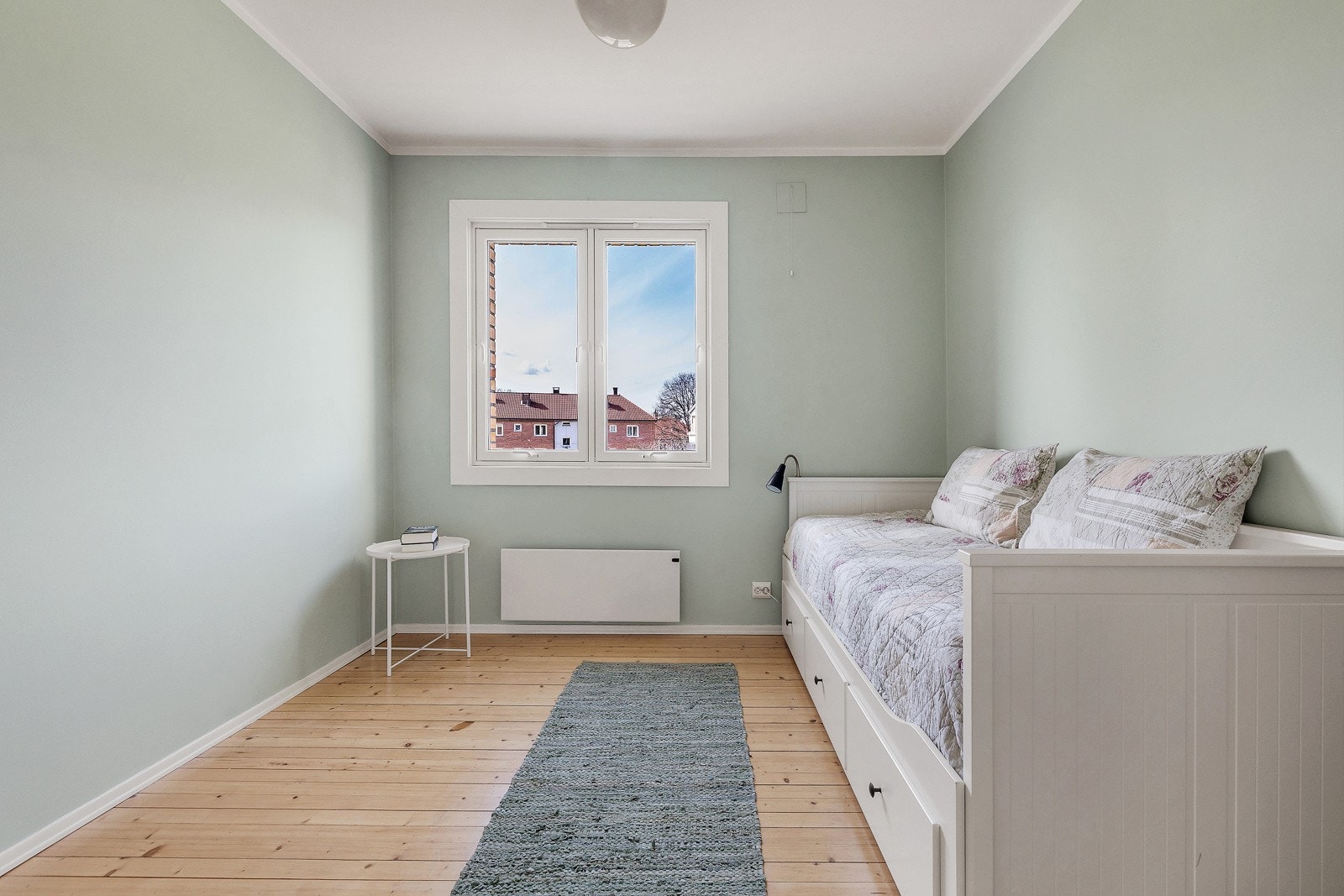 Soverom 2 er også av god størrelse med god plass til både dobbeltseng og tilhørende møblement Galleribilde
