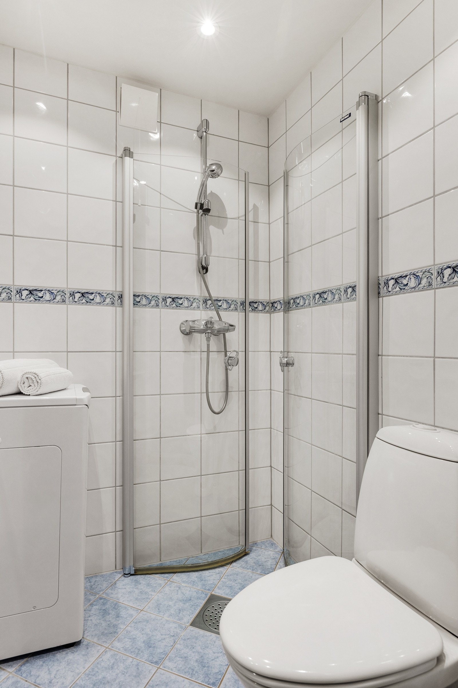 Badet har en fin størrelse og er pent opparbeidet med innfellbare dusjvegger i herdet glass Galleribilde