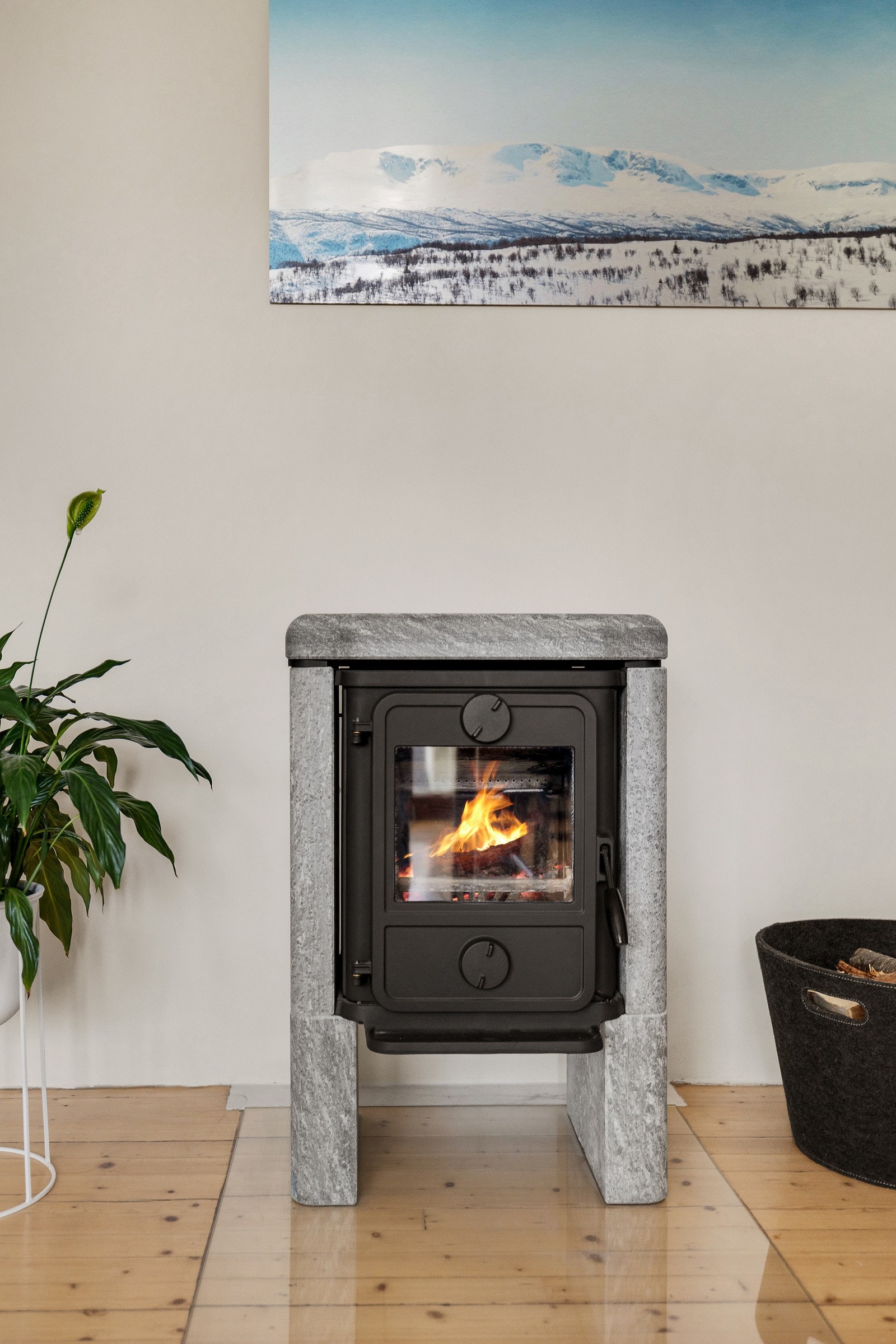Hyggelig peis avgir god varme og hygge på kalde vinterkvelder Galleribilde