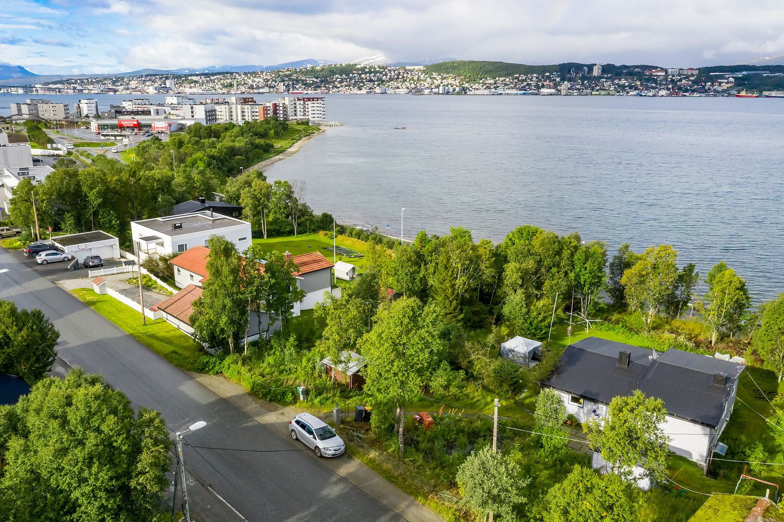 I nærheten er det en kjempefin strand der man bl.a. kan grille og kose seg