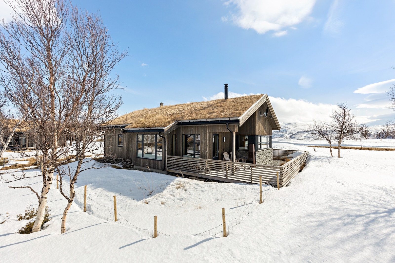En moderne og lekker fjellhytte med flott beliggenhet i feltet. Hytten er kledd med vedlikeholdsfri royalimpregnert panel. Galleribilde