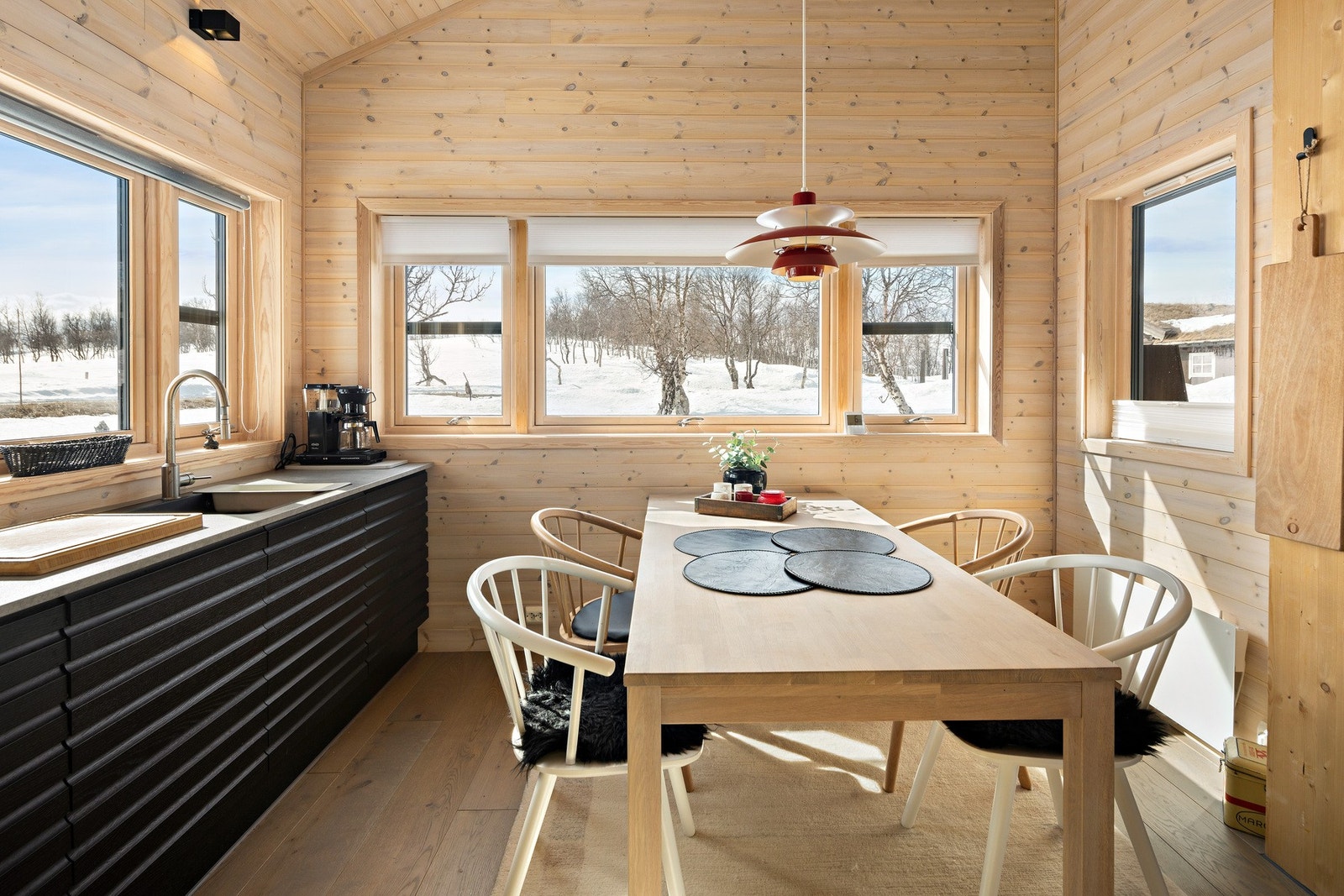 Det er god plass til spisebord med stoler på kjøkkenet. Galleribilde