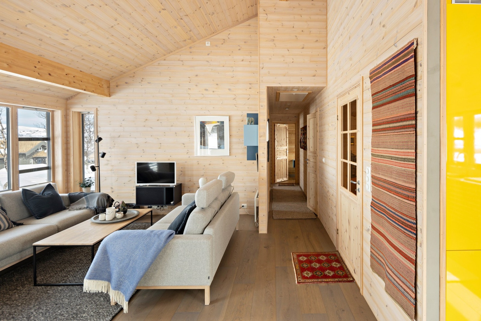Stuen har god plass til sofagruppe. Et hyggelig rom hvor du kan samle familie og venner. Galleribilde