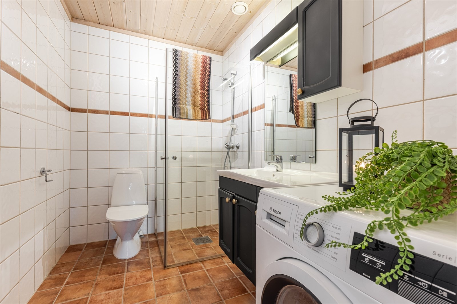 Baderom med opplegg for vaskemaskin. Galleribilde