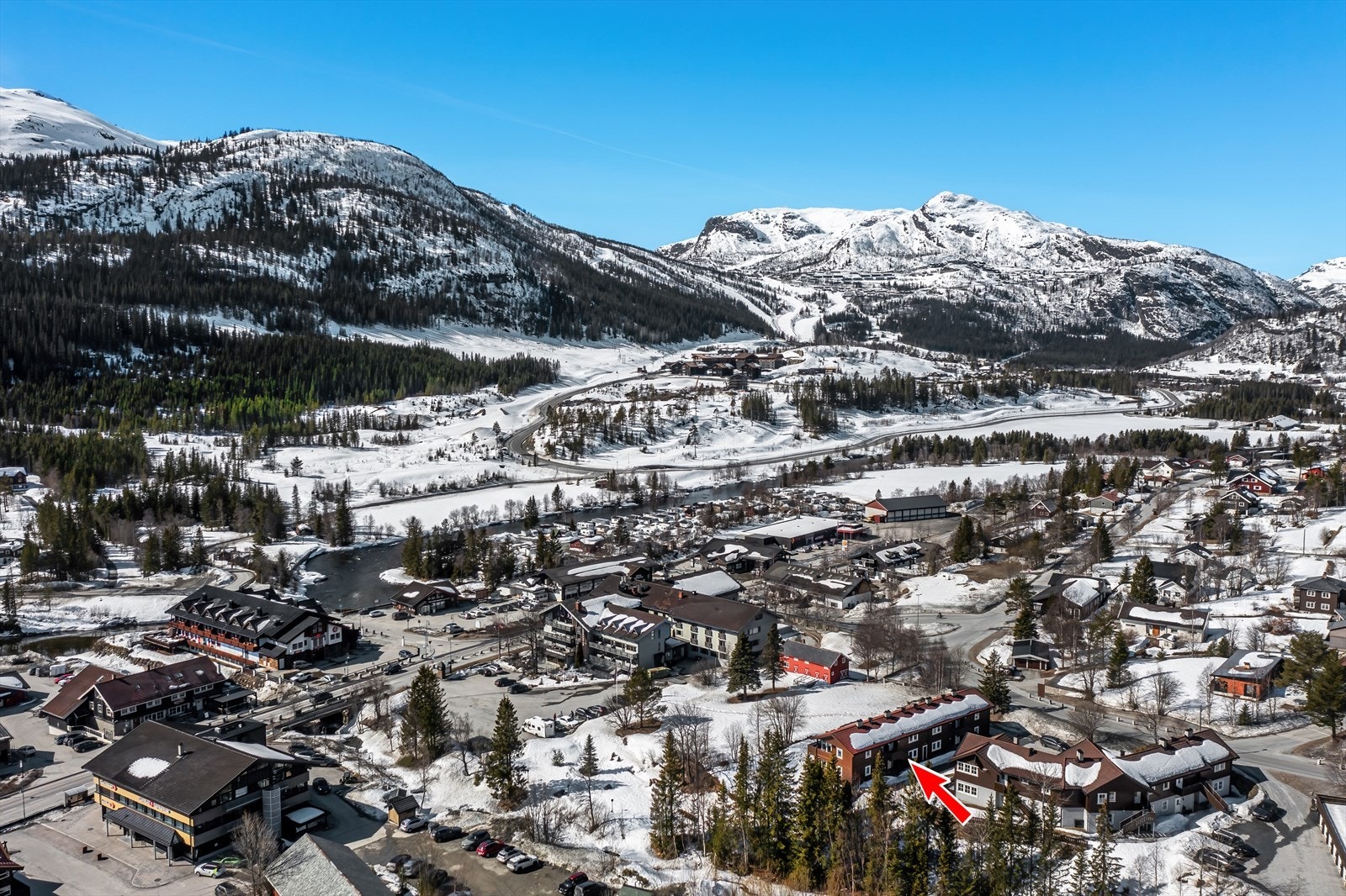 Leilighetsbygget ligger på solsiden av Hemsedal sentrum med direkte nærhet til Hemsedal sentrum og kort vei til naturen! Galleribilde
