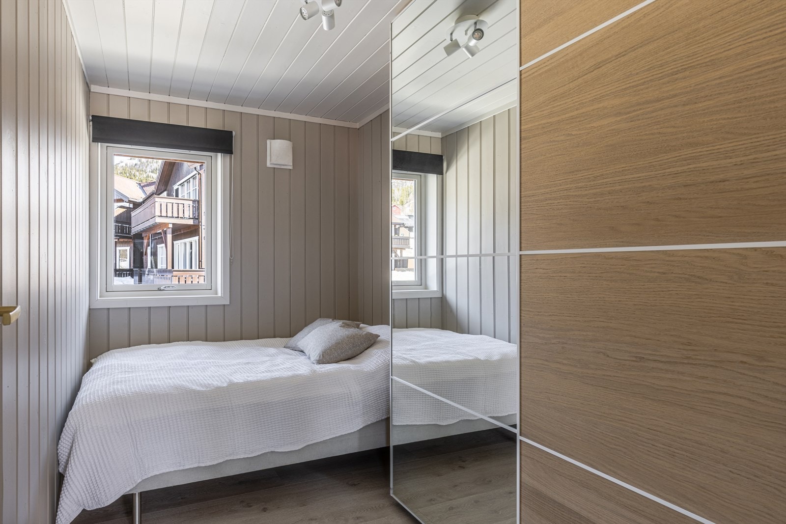 Soverom nr 2 med plassbygget garderobe. Galleribilde