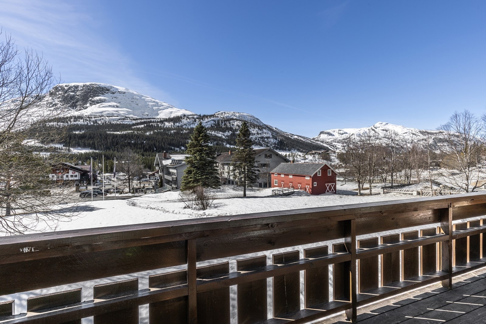 Utsikt fra balkong mot Totten. Galleribilde
