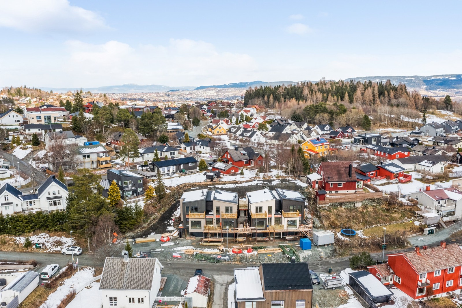 Meget sentral og attraktiv beliggenhet på Byåsen med nærhet til marka og ca. 10 minutters kjøring til sentrum Galleribilde