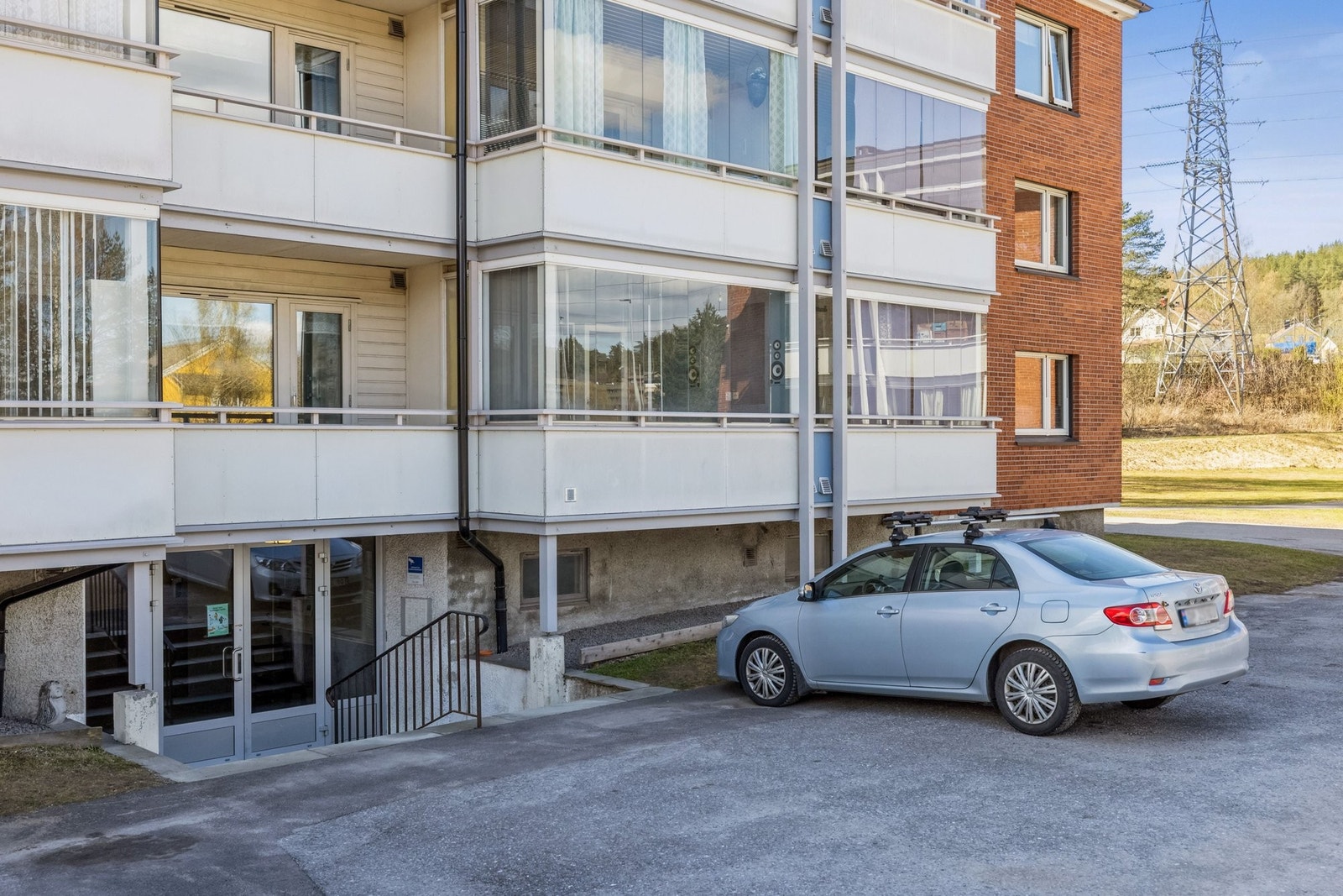 Felles parkering ved inngangspartiet til leilighetene. Galleribilde